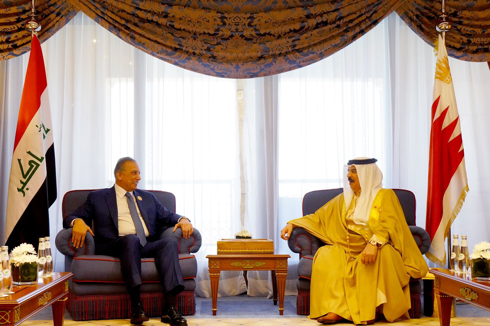 الكاظمي وملك البحرين يبحثان التعاون الثنائي بين البلدين (فيديو)