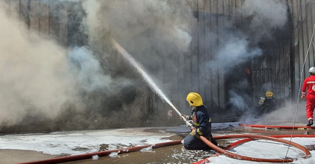 إخماد حريق في "القصر الأبيض" وسط بغداد (صور)