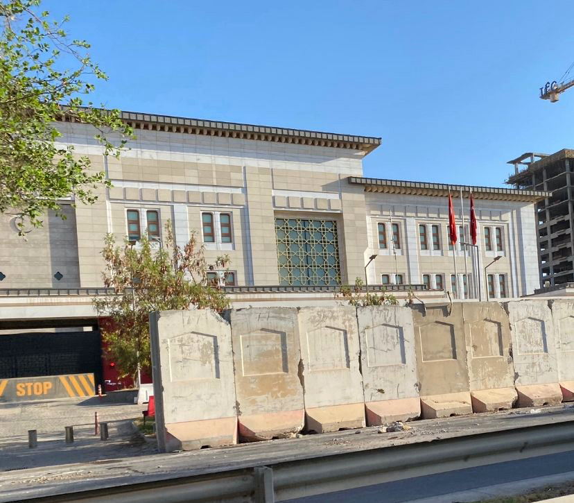 القوات الامنية تحيط السفارة التركية بالكتل الكونكريتية وسط بغداد