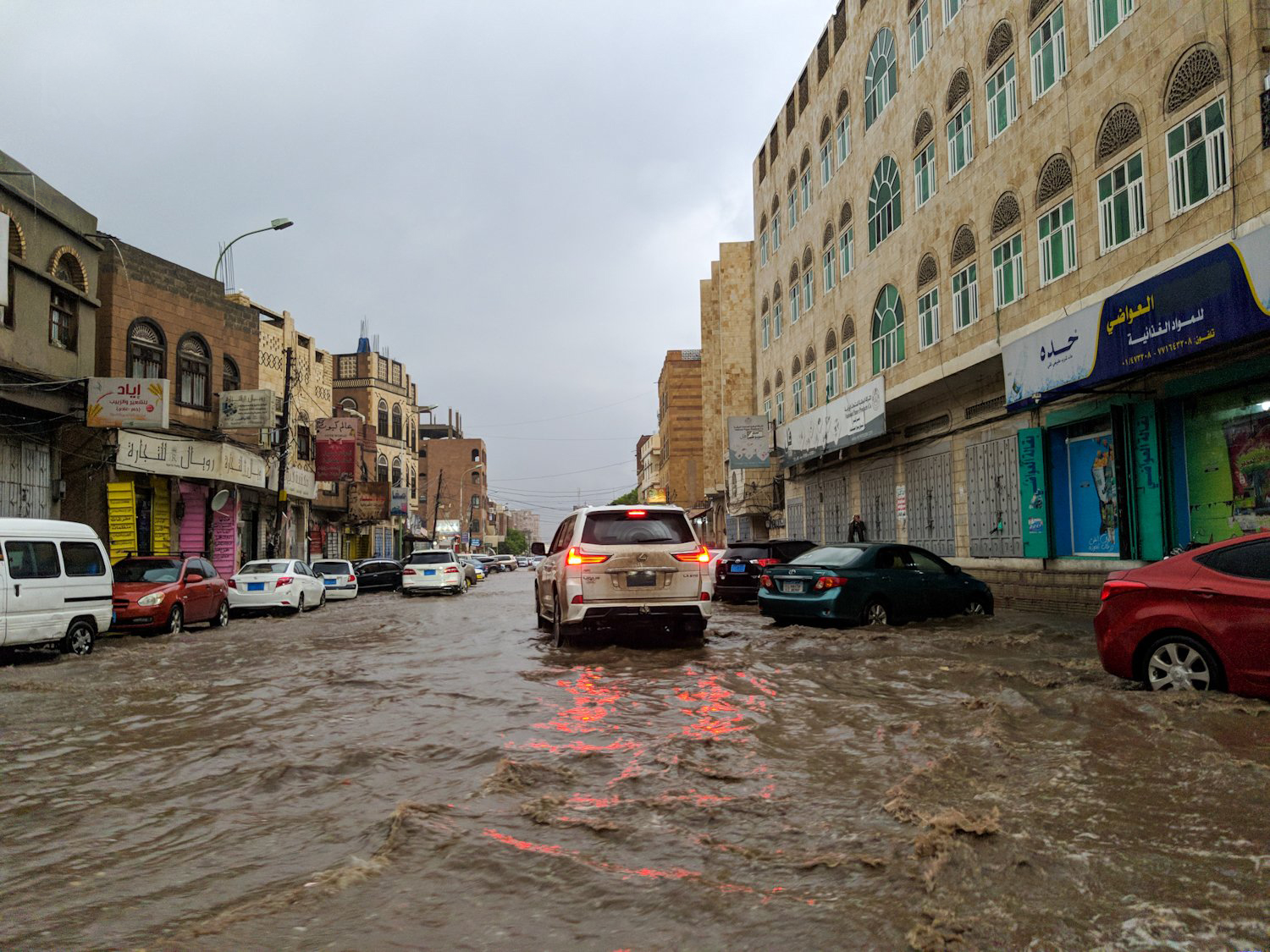 اليمن.. الدفاع المدني يطلق صافرات الإنذار المبكر في صنعاء القديمة نتيجة الأمطار الغزيرة والسيول (فيديو)