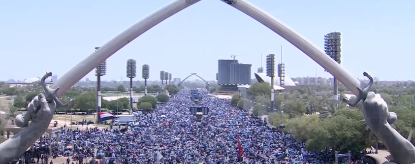 حالات إغماء بالعشرات بين صفوف المصلين في ساحة الاحتفالات