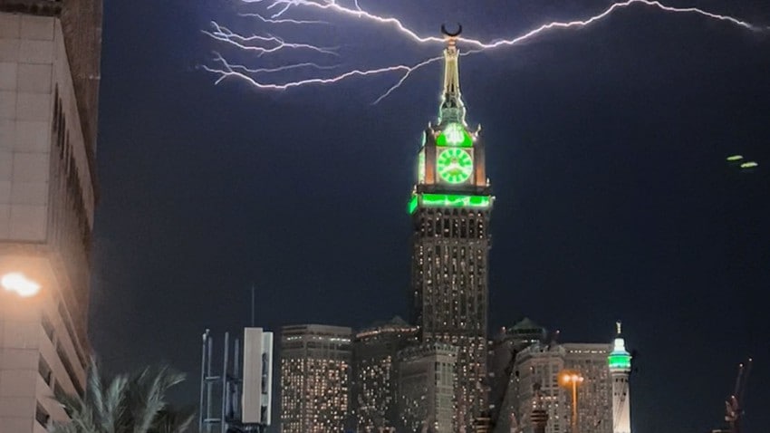 أمطار وسيول تجتاح مكة والمدينة المنورة والبرق يضرب برج الساعة (فيديو)