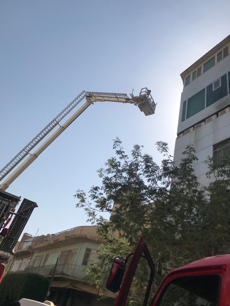 انقاذ 100 شخص واخماد حريق في كربلاء (صور)