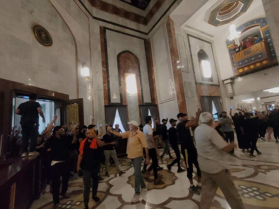 عشرات المتظاهرين يقتحمون القصر الحكومي العراقي (صور)