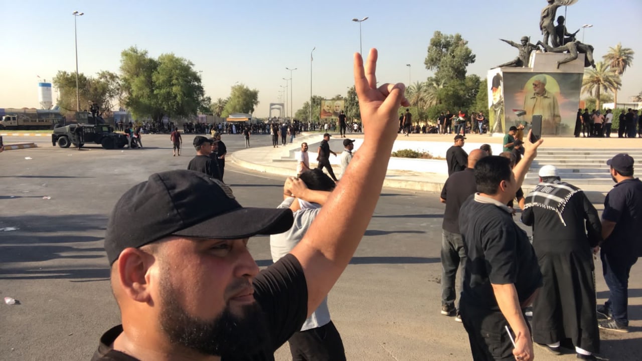 فيديو.. قوات أمنية تستخدم الرصاص الحي لتفريق المتظاهرين في المنطقة الخضراء