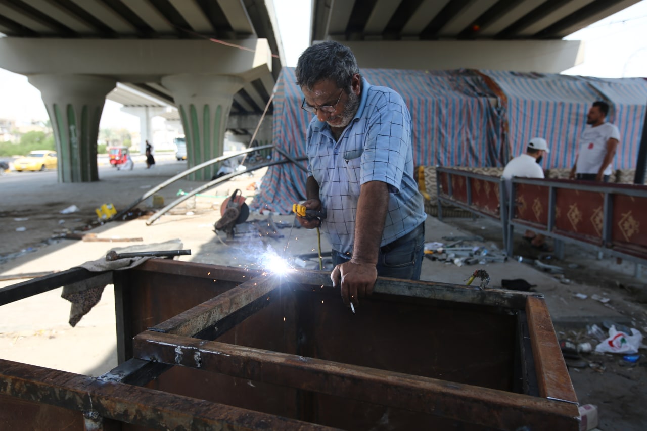 فقير متعفف وعيشته كفاف..  حداد يتنقل بين المواكب الحسينية ليقدم خدماته مجاناً (صور)