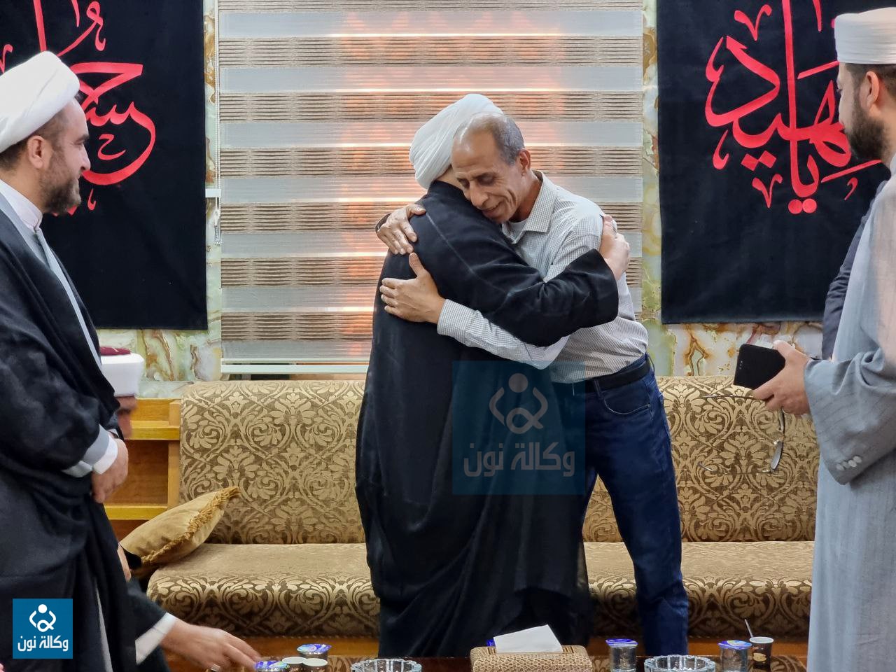 ممثل المرجع السيستاني يستقبل جمال الدرة والد الشهيد محمد الدرة في مكتبة (صور)