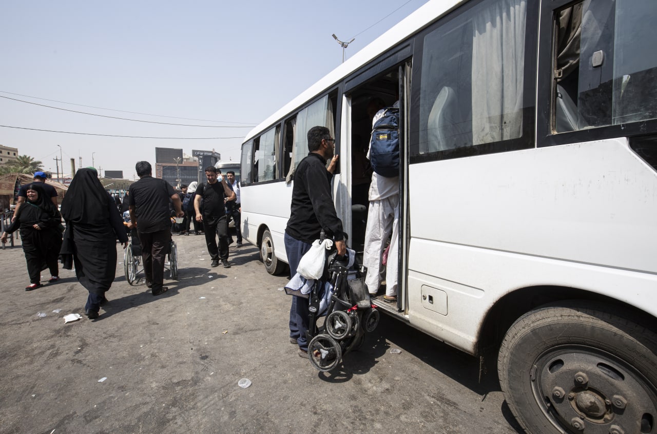 مصرع واصابة 16 زائراً إيرانياً بحادث مروع على طريق كوت _ بغداد (فيديو)