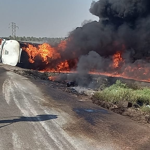 انقلاب صهريج وقود في بابل.. الدفاع المدني يتدخل قبل "الكارثة" (صور)