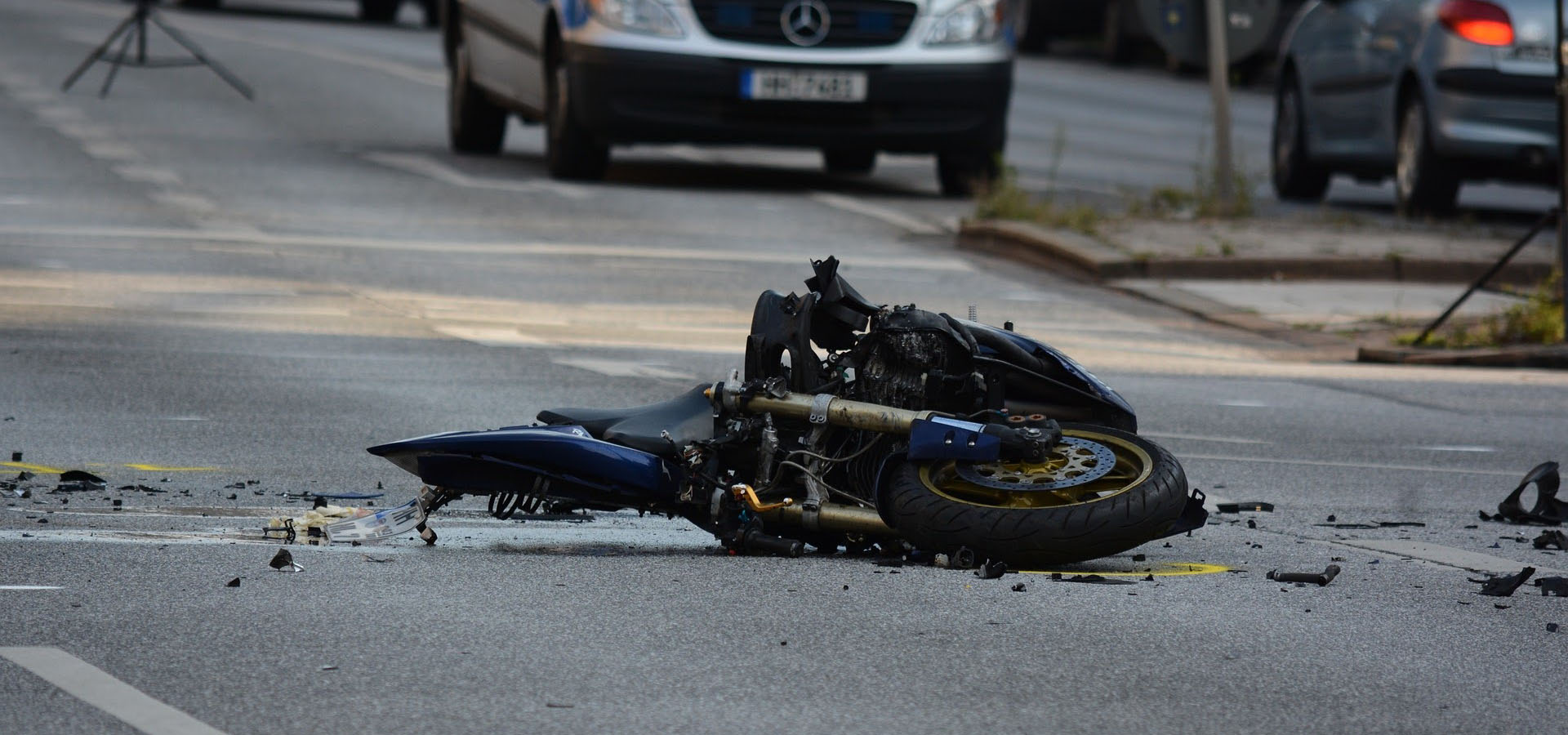 الحوادث وفوضى الشوارع مستمرة.. مجلس الوزراء قرر تسجيل الدراجات النارية والكمارك لا تطبق (وثائق)