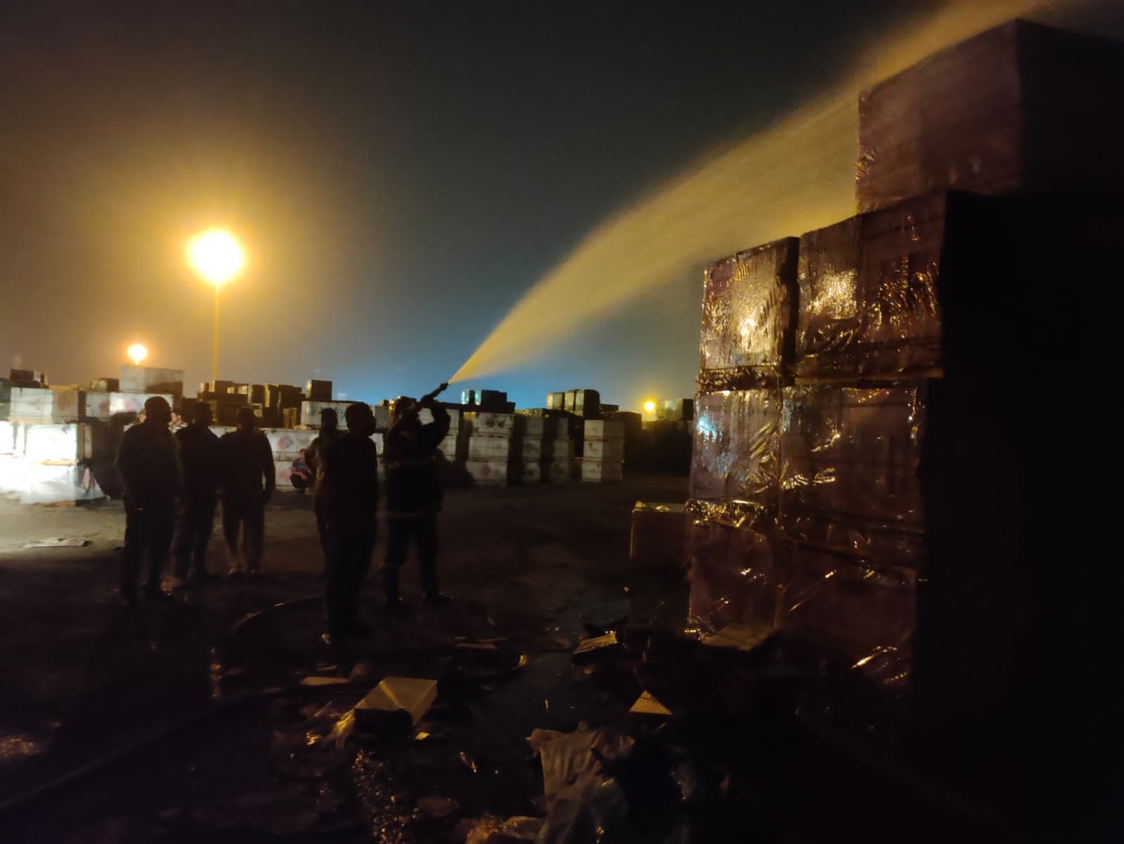 الدفاع المدني العراقي يخمد حريقاً بمنفذ في الجانب الإيراني