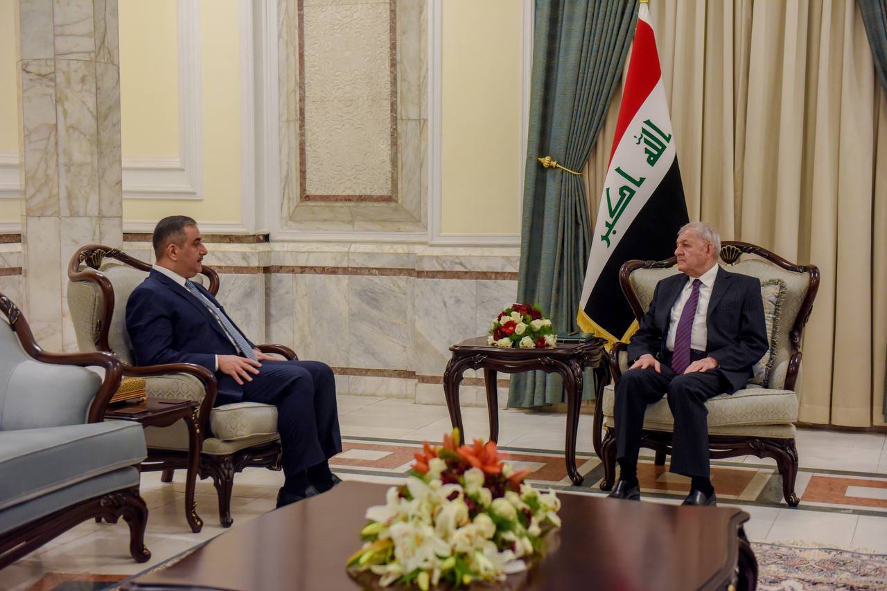 رئيس الجمهورية ومحافظ البنك المركزي يؤكدان أهمية تنويع مصادر الدخل القومي