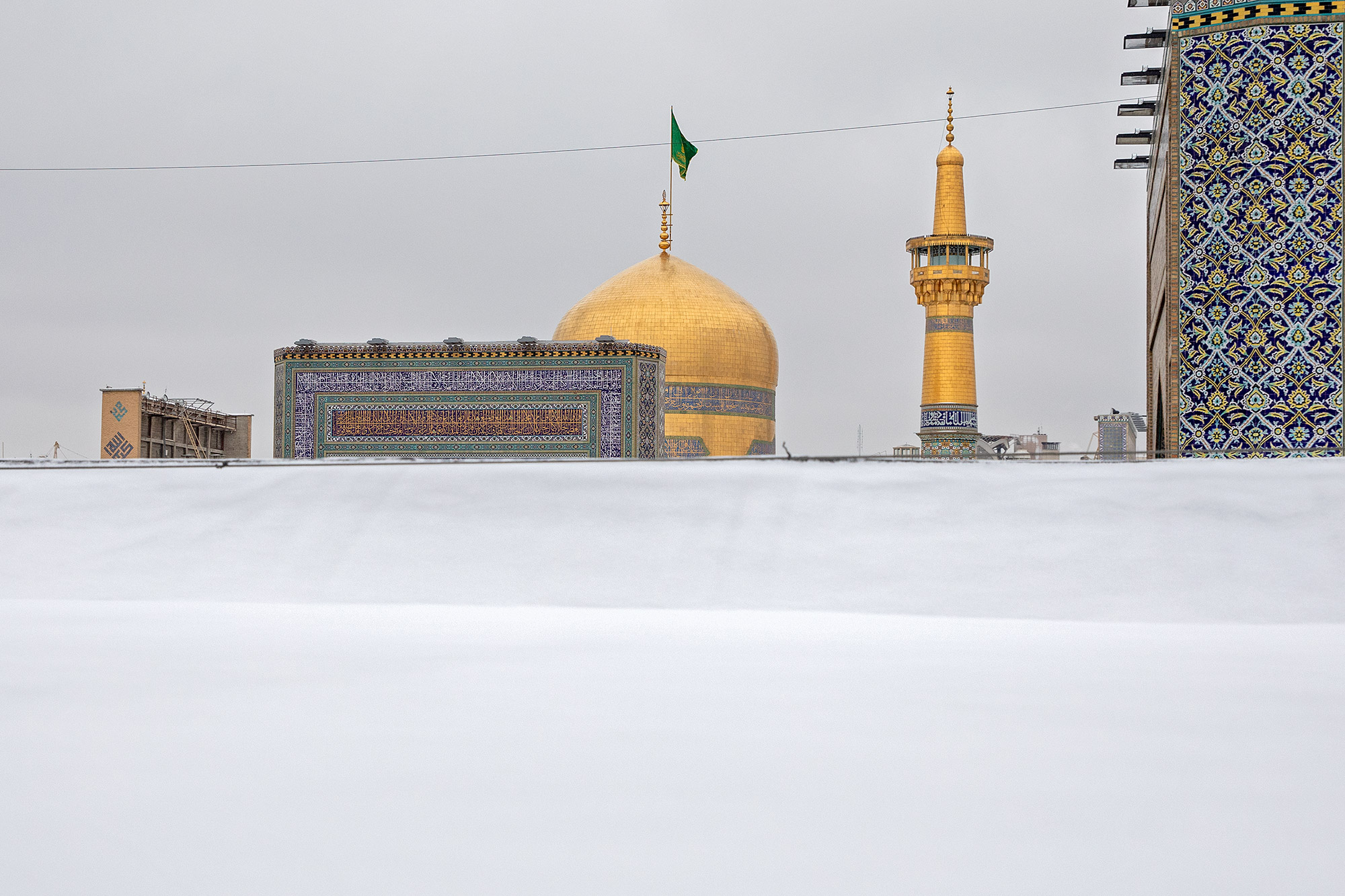 ايران.. الثلوج تغطي حرم الامام الرضا في مدينة مشهد (صور)