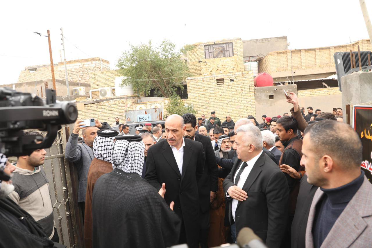 رئيس اتحاد الكرة يحضر مجالس عزاء ضحايا حادث مشجعي المنتخب في قضاء سوق الشيوخ (صور)