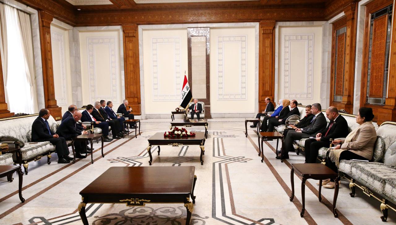 رئيس الجمهورية يوجه انتقاداً للإعلام العراقي ويكشف توجهاً حكومياً لتقليل "عسكرة المجتمع"