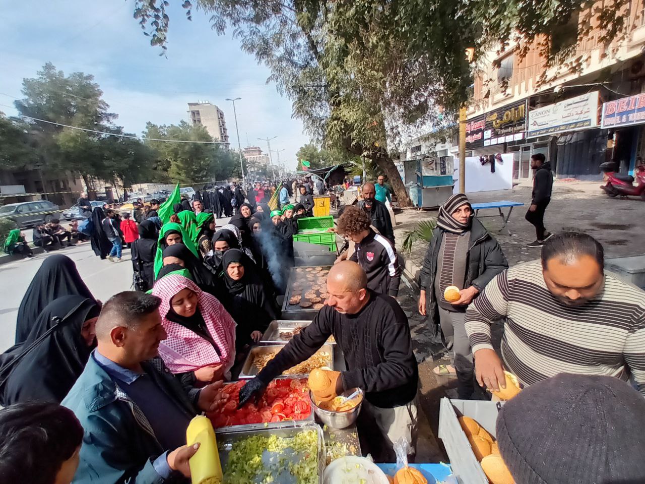 تعاقبت عليه خمسة اجيال.. موكب بلا خيمة يقدم عشرة الاف وجبة لزائري الكاظم (عليه السلام)
