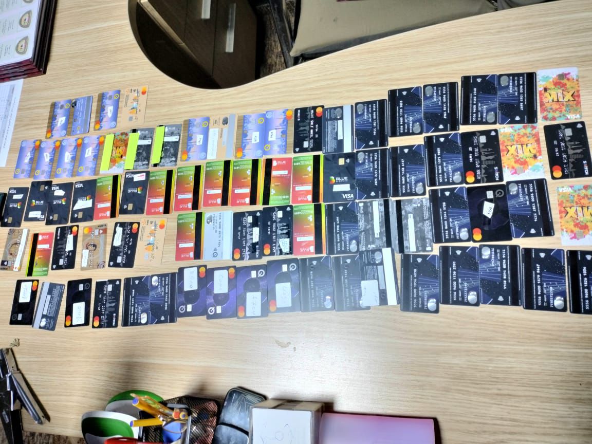 القبض على سبعة مسافرين بحوزتهم (155) بطاقة ماستر كارت في مطار النجف