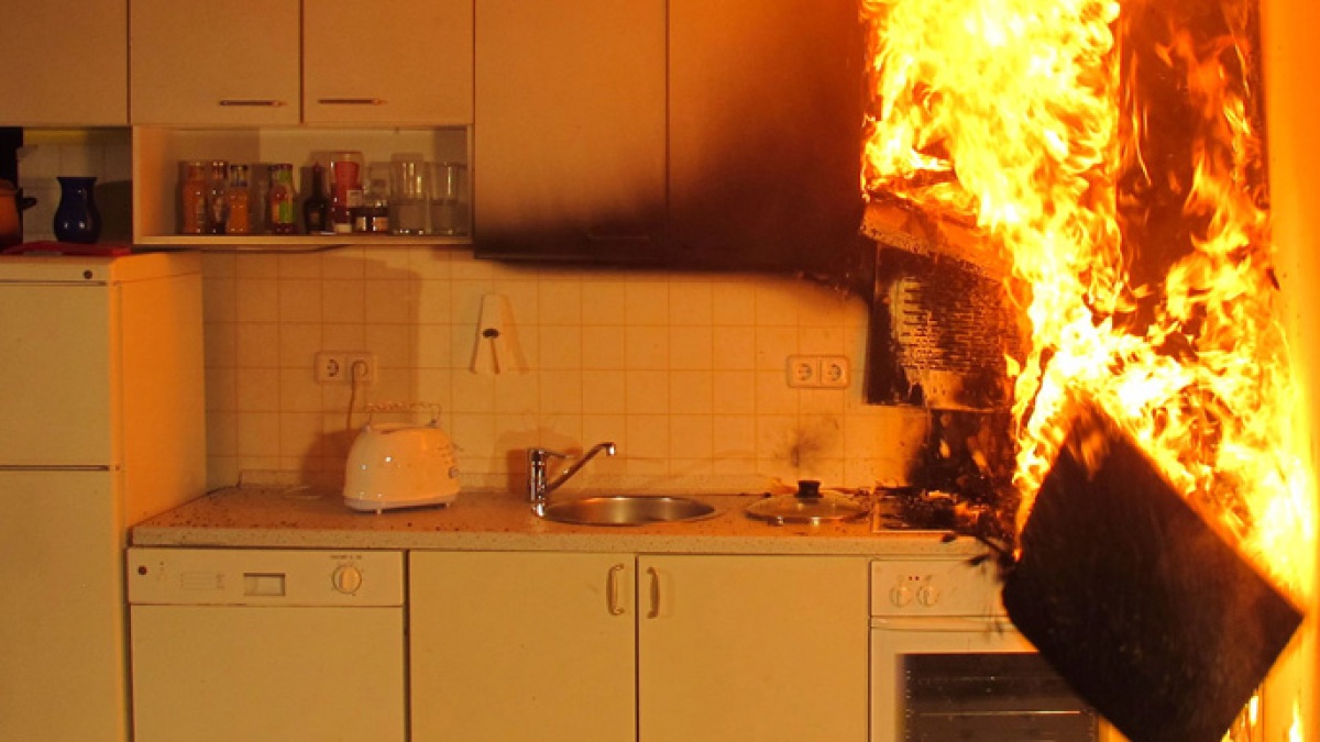 أثناء إعداد وجبة الغداء.. امرأة تضرم النار بجسد "كنتها الحامل" في النجف