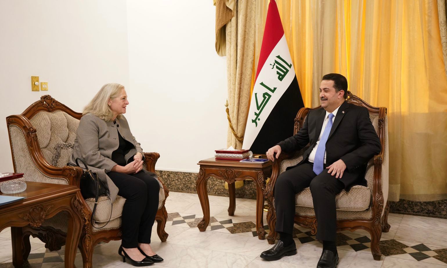 ما سر تحركات السفيرة الأمريكية في بغداد.. وبماذا ألزم السوداني نفسه؟