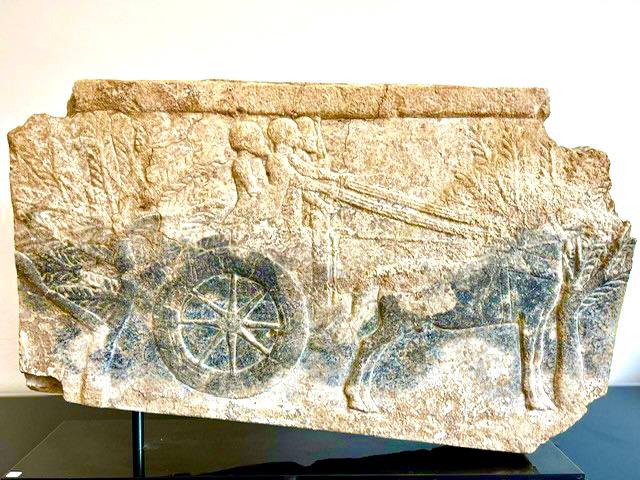 العراق يتسلم قطعة أثريَّة عراقيَّة آشوريَّة من سِوِيسْرَا