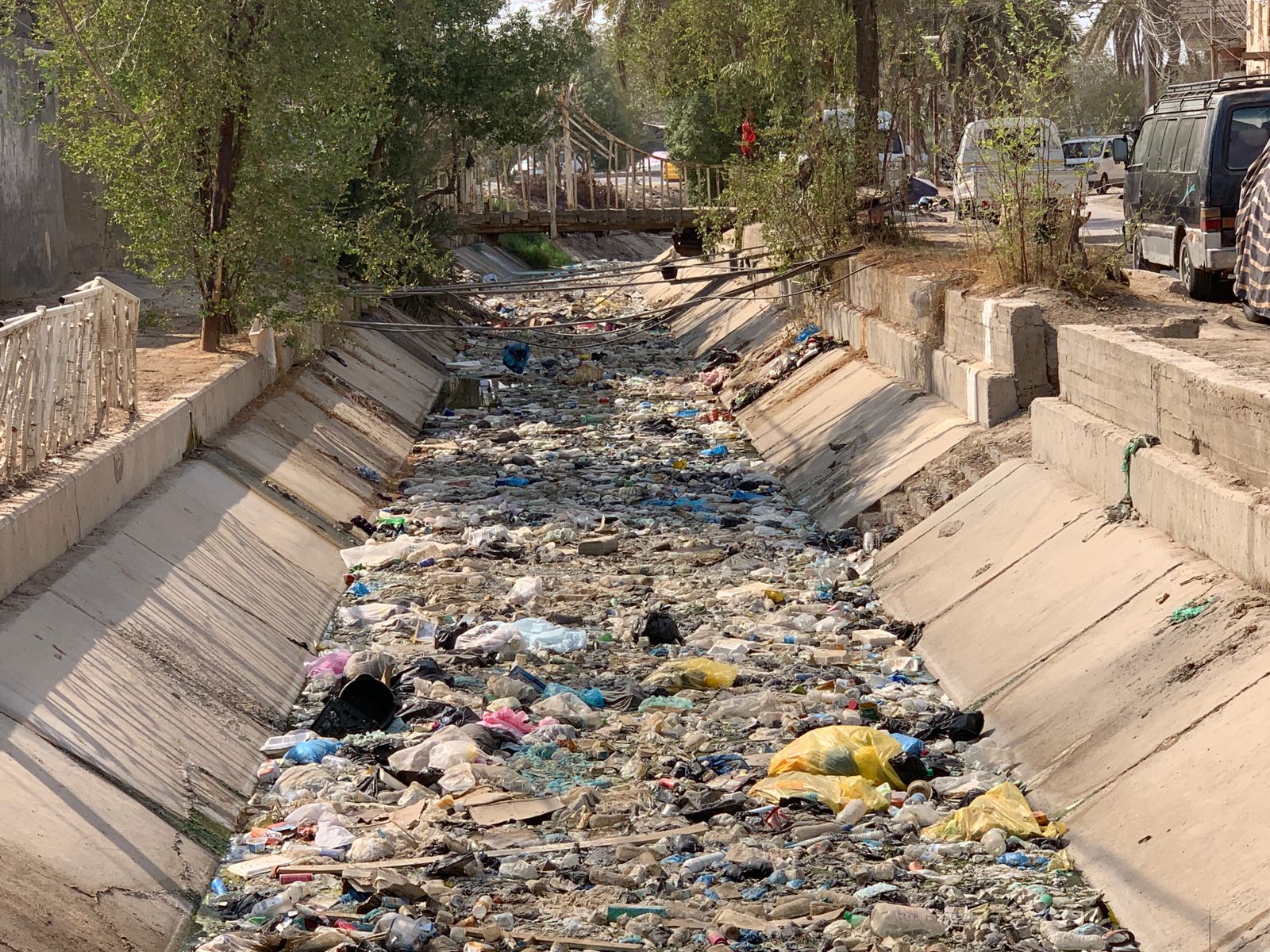 في ظل "أزمة الجفاف".. نهر يتحول إلى مكب للنفايات في بابل (صور)