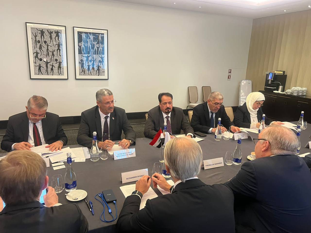 وزير النفط يبحث مع رئيس شركة كاز بروم الروسية تطوير الصناعة النفطية في العراق