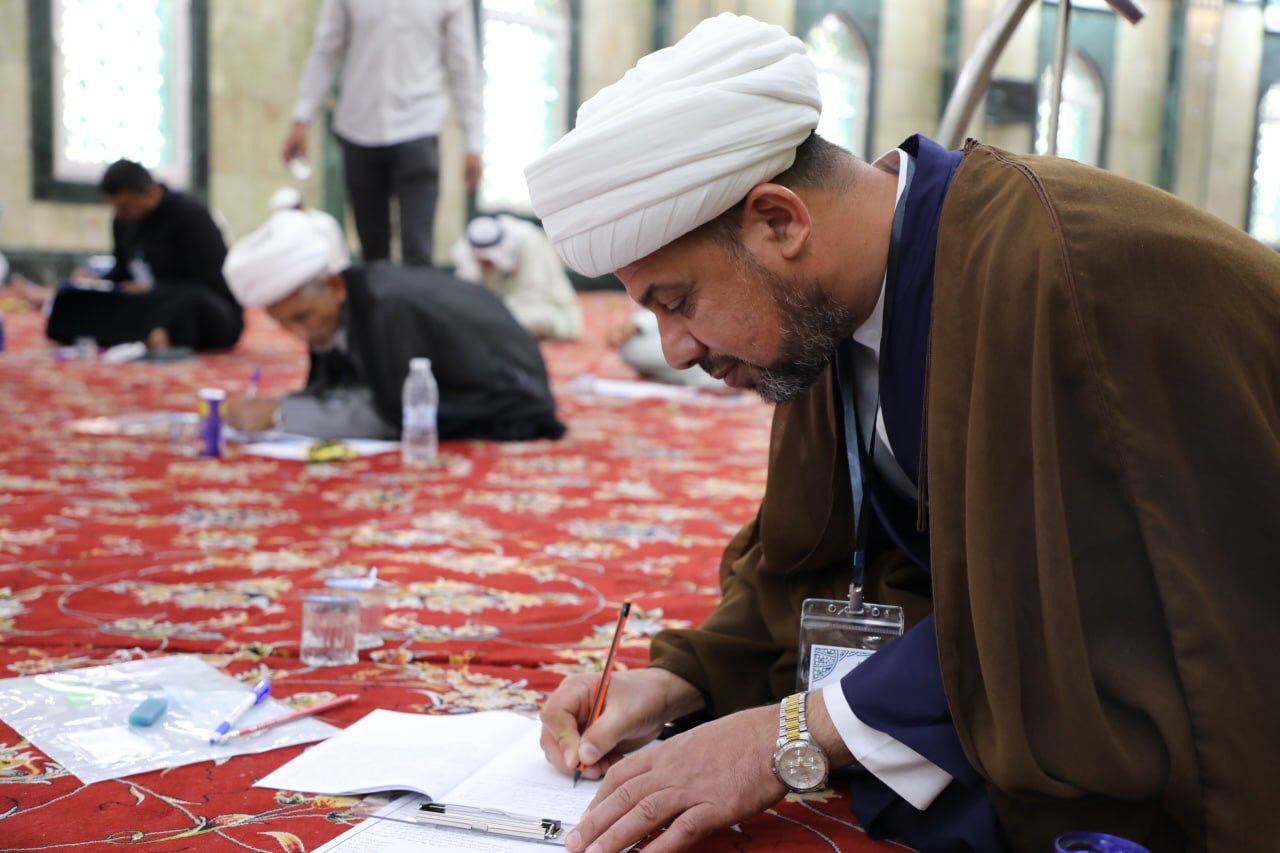 طلبة العلوم الدينية في العراق يجتمعون بالصحن الحسيني المطهر لإجراء الامتحان التنافسي المركزي الأول (صور)