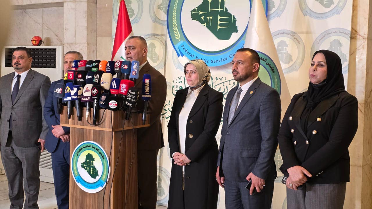 الحكومة العراقية: لا ضغوط ولا تدخلات سياسية بخصوص تعيين حملة الشهادات العليا والأوائل