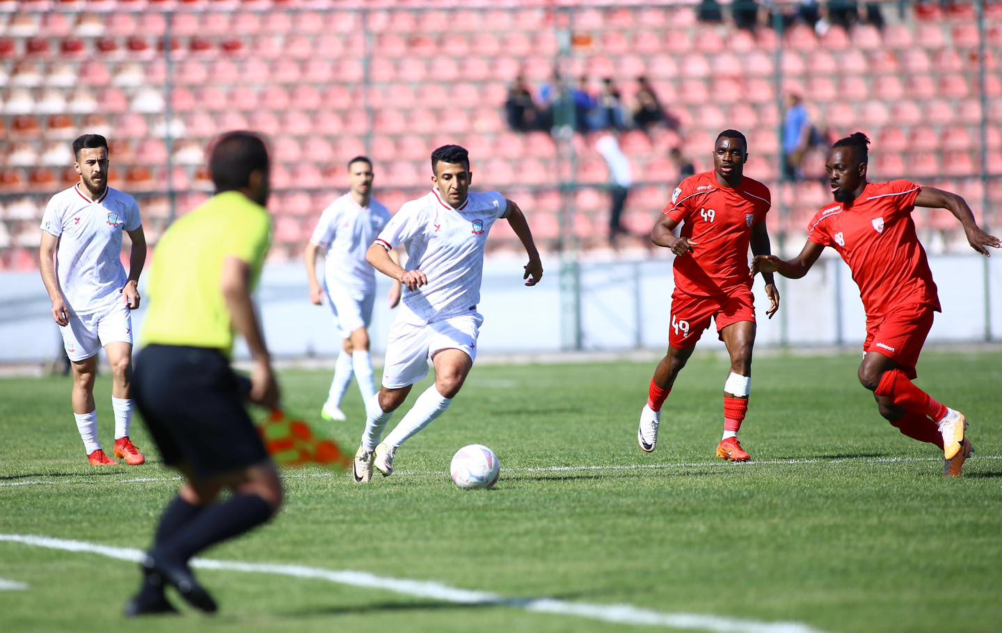 كرة القدم والأجواء الحارّة.. الأضرار والمخاطر الصحية ومعالجتها