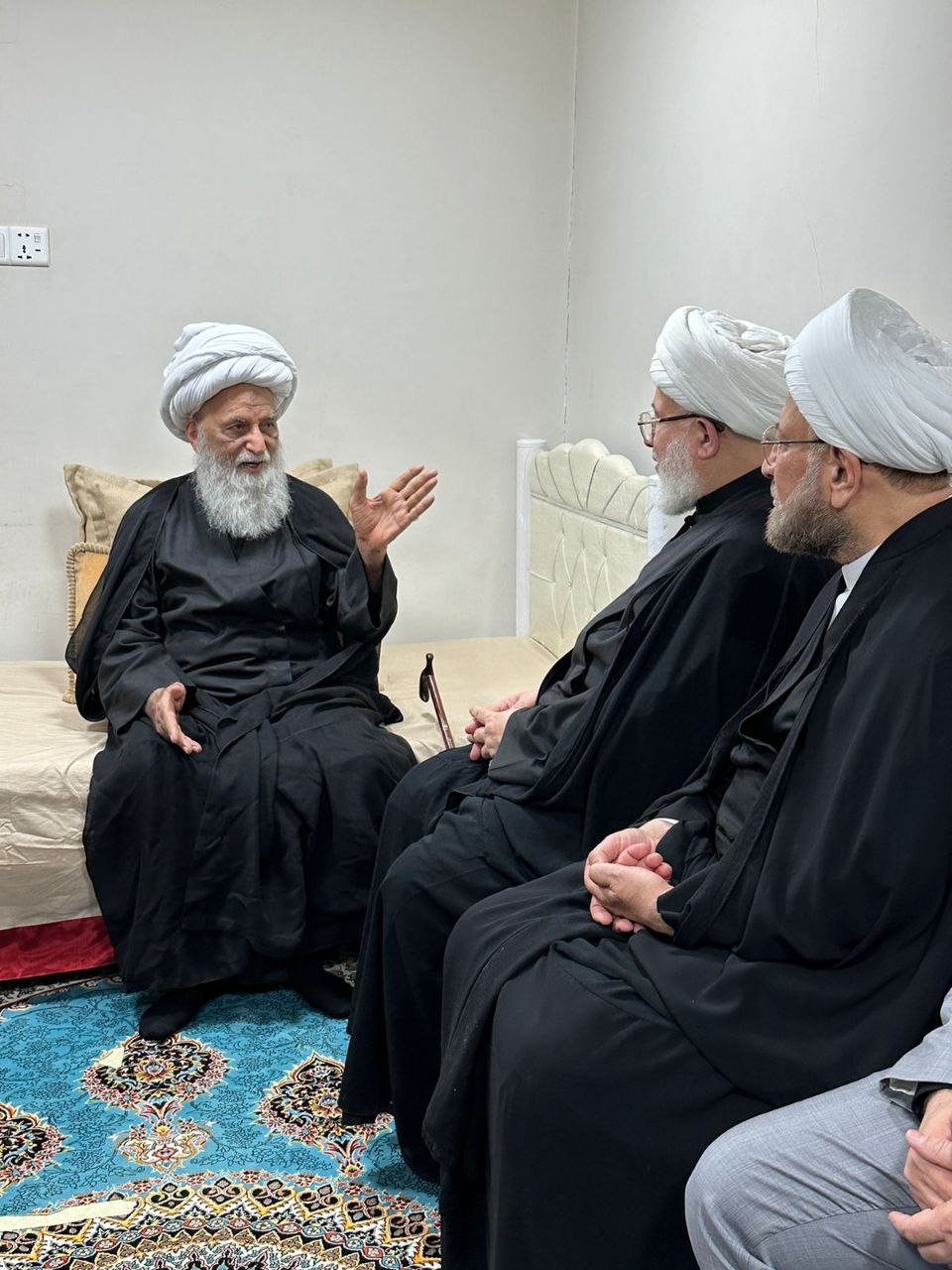 ممثل المرجع السيستاني يزور آية الله الشيخ بشير النجفي (صور)