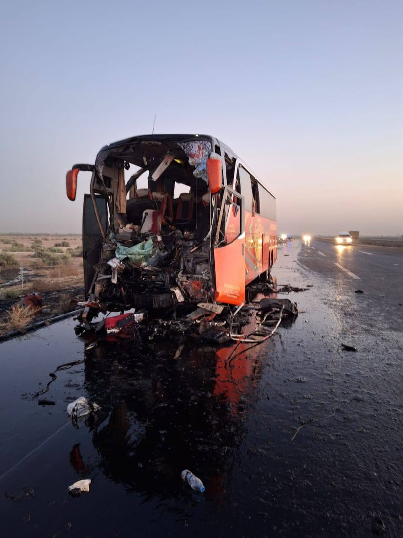 حافلة الزوار ارتطمت بصهريج نفط.. مصرع واصابة أكثر من 60 إيرانياً بحادث مروع جنوبي العراق (صور)