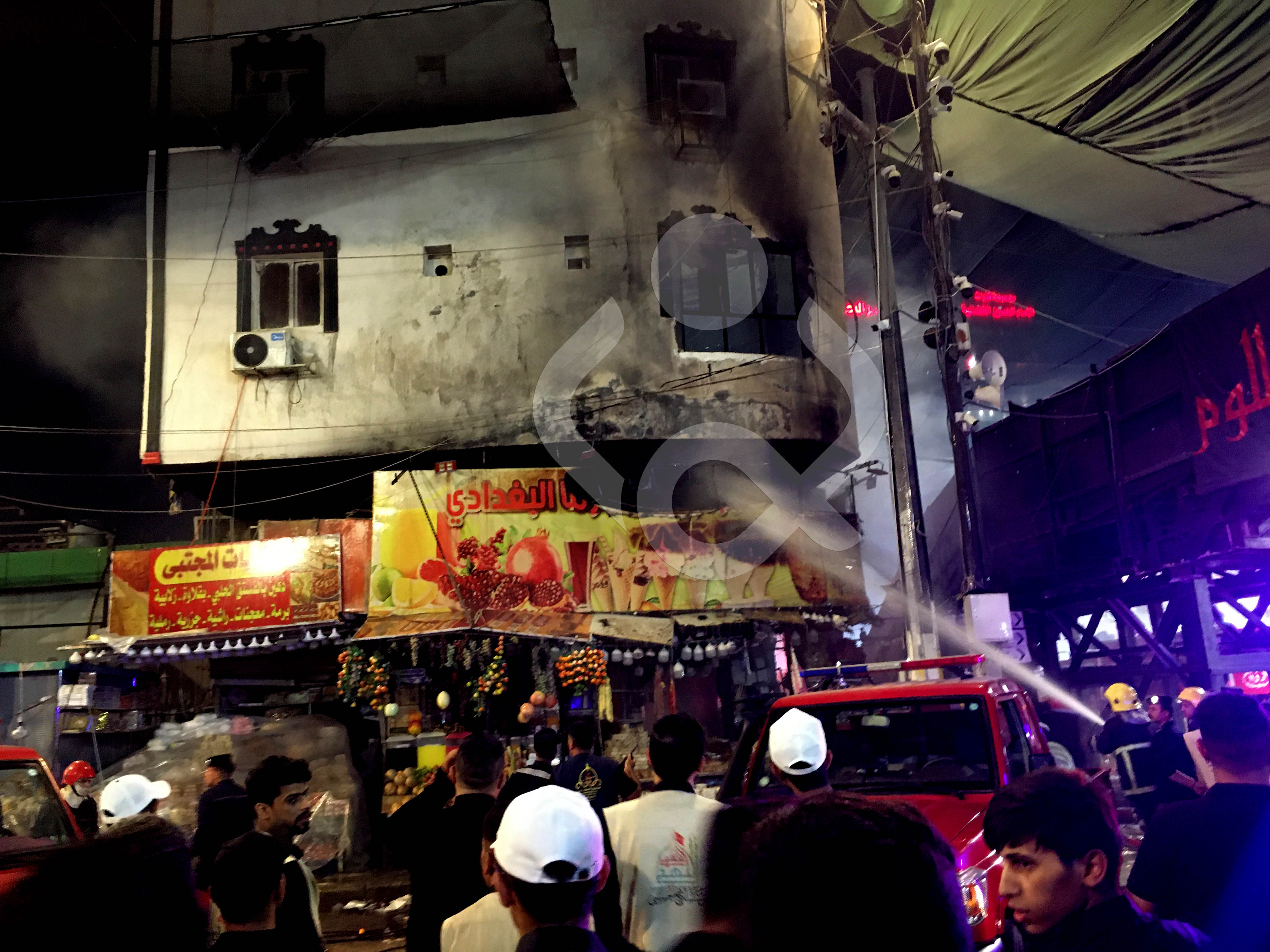 بدأ بشرارة.. الدفاع المدني يخمد حريقاً وسط كربلاء (فيديو)