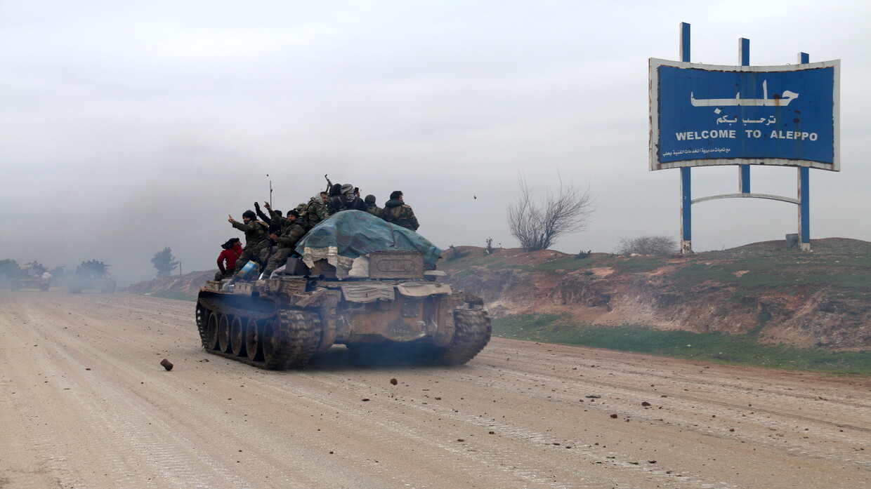 مسلّحون يفرضون حظرا شاملا للتجوال في مدينة حلب ومقتل 16 شخصاً بغارة وسط المدينة