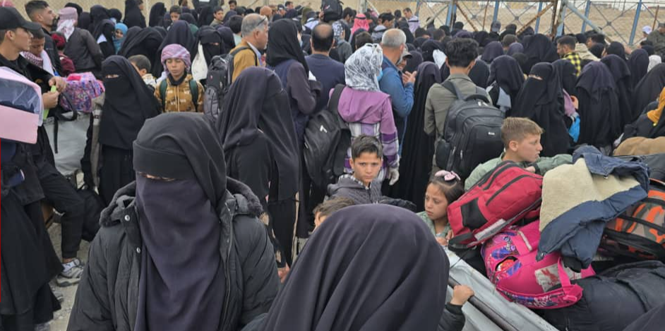 186 عائلة تغادر مخيم "الهول" باتجاه الأراضي العراقية (صور)