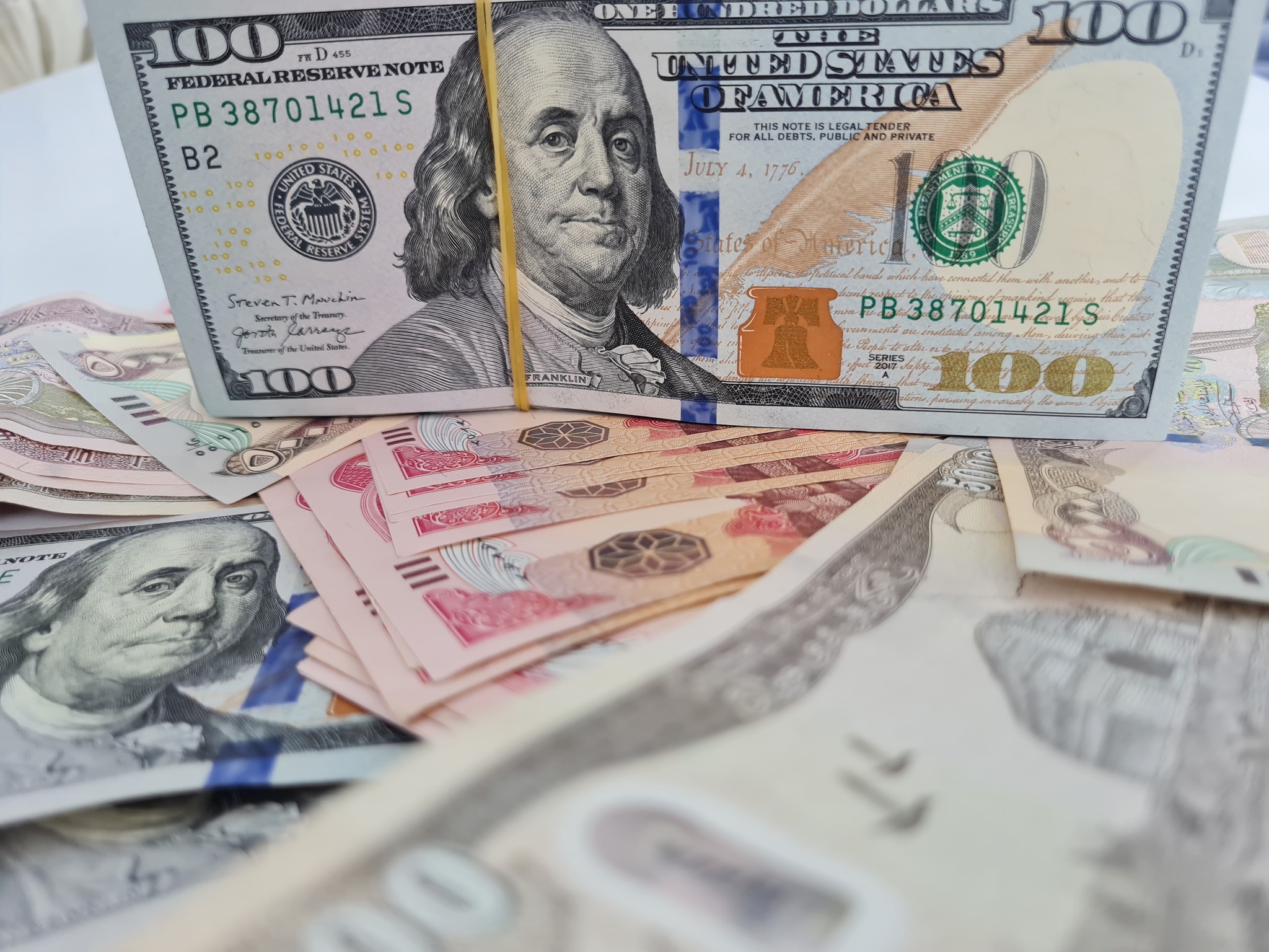 البنك المركزي العراقي يصدر توضيحاً بشأن بيع الدولار للمسافرين