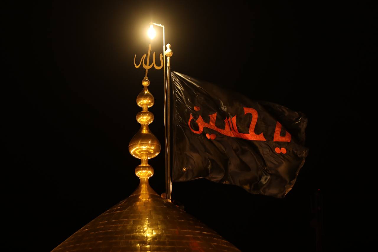 كربلاء.. رفع راية الحزن فوق قبة سيد الشهداء (صور)