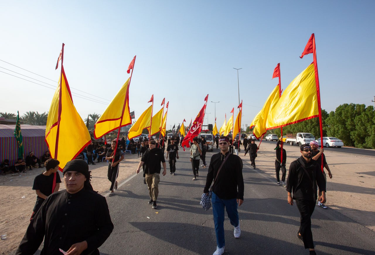 حشود الزائرين تدخل الجبابش في ذي قار.. عروض مسرحية وموائد طعام ورايات خفاقة تودع البصرة (صور)
