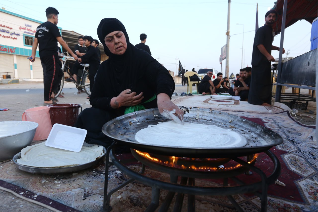 بالبصرة.. عائلات تفتح ألف دار لإيواء حشود الزائرين من النساء والرجال لخدمتهم (صور)