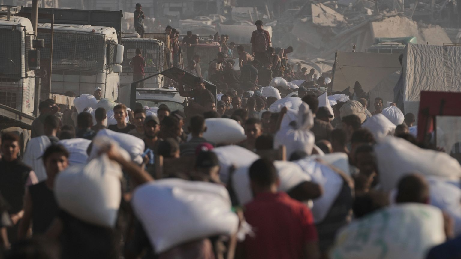 "معركة الطحين".. مشاهد مرعبة تخلد معاناة أهل غزة (فيديو)