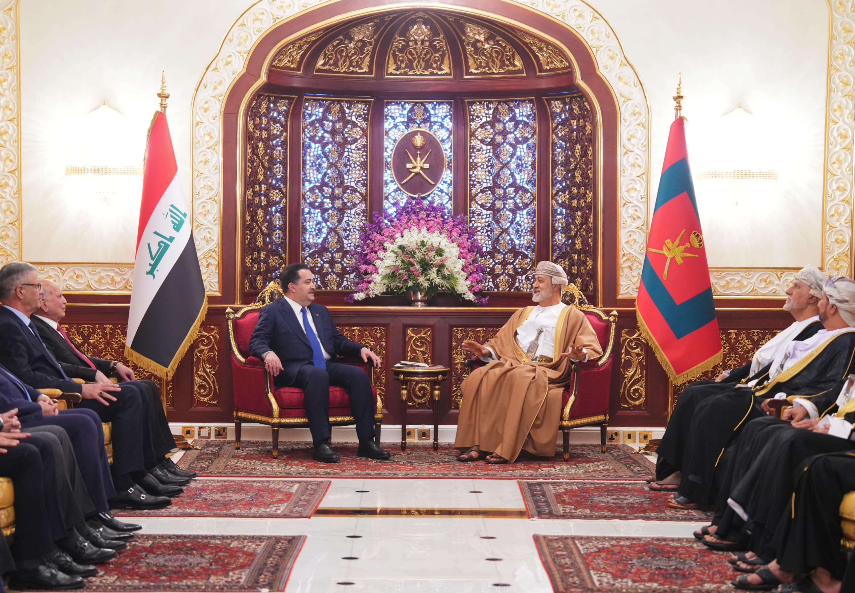 من صلالة.. السوداني يبدي رغبة العراق لسلطان عُمان بتطوير العلاقات