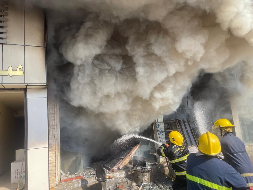 الدفاع المدني يخمد حريقاً اندلع بمعرض للأجهزة الكهربائية وسط كربلاء (فيديو)