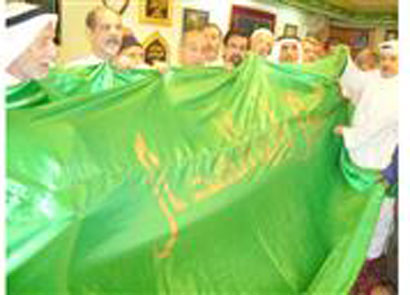 الكويتيون  يتبركون بأعلام قبب اهل البيت بالعراق