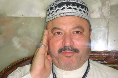 المقرئ والمؤذن (الكاظمي) الحاصل على المرتبة الاولى في المسابقة الدولية يقوم بتسجيل الأذان عبر فضائية  كربلاء