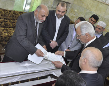 العتبة الحسينية تسلم بندقية أثرية  تعود لـ(300) عاما عائدة إلى العتبة العلوية وفق إجراءات قانونية