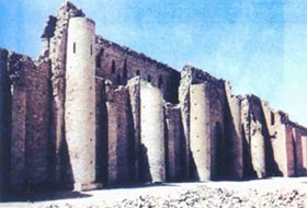 مواطن كربلائي يسلم قطعة أثرية تعود إلى عصر ما قبل الإسلام لدائرة الآثار