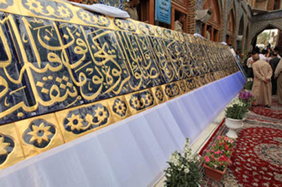 انجاز عمل الكتيبة القرآنية الذهبية لإحدى مآذن مرقد أبي الفضل العباس (عليه السلام)