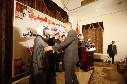 ديوان الوقف الشيعي يكرم قناة كربلاء الفضائية وعدد من الفضائيات العراقية (مصور)