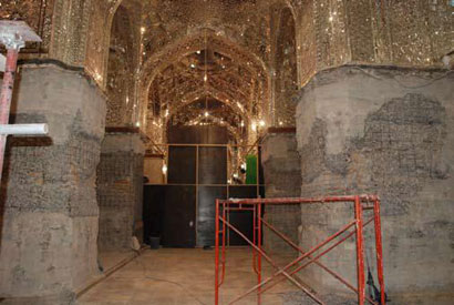 الشروع باستبدال المرمر القديم بآخر جديد في العتبة الكاظمية