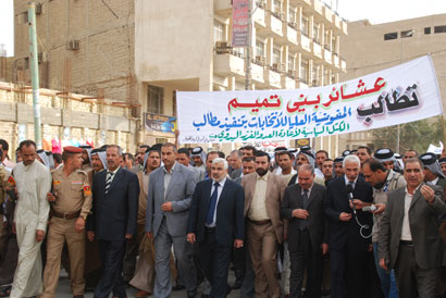 تظاهرة في كربلاء تطالب بإعادة الفرز والعد يدويا وأنصارها يتهمون المفوضية بأخذ الأموال من القائمة المنافسة