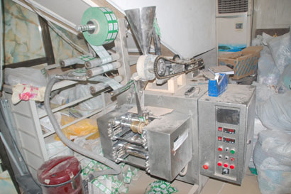 توزيع غبار الحرم الحسيني المطهر على الزائرين للتبرك